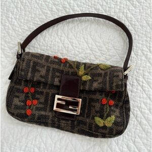 Fendi Pre-Owned
1990-2000s Cherry embroidery Zucca
Baguette